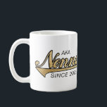 Caneca De Café Nonna Mug "AKA Nonna Desde..."<br><div class="desc">"AKA Avó Não-Nita/Italiana Desde ??? Caneca. Personalize apagando, "AKA... Desde 2009" e "Nós te amamos tanto, Steven, Sarah, Karen, Robbie e Shana." Em seguida, escolha seu estilo de fonte, tamanho, cor e texto favoritos para personalizar sua caneca! Crie um simples presente adicionando alguns doces à caneca, embrulhe-a com celofane e...</div>