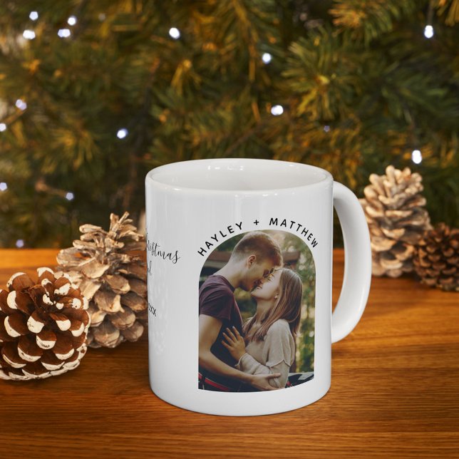 Caneca De Café Nossa Primeira Foto Envolvida no Natal Personaliza (First Christmas Engaged Photos White 11oz Coffee Mug)