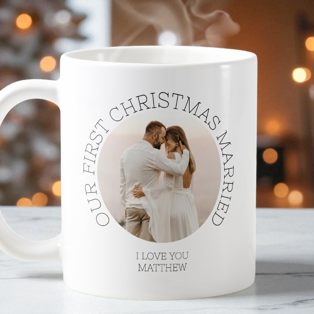 Caneca De Café Nosso Primeiro Natal Casou com a Foto do Novo Casa (Our First Christmas Married Newlywed Couple Photo Coffee Mug)