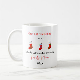 Caneca De Café Nosso Primeiro Natal Como Uma Família de Três Meia