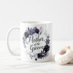 Caneca De Café Noturna Floral Wreath Chic Mãe da Noite<br><div class="desc">Nocturna Flor De Aquarelas Flores Design com caules Pintados À Mão, Vinhas, Folhas, Folhagem. Azul Marinho colorido, azul empoeirado, Cinza quase negra escura e pistas de rosa-mave. Com elementos de linha desenhada à mão, fontes com manchas de pincel lisas sujas e coroa floral elegante - Mãe das altas canecas de...</div>
