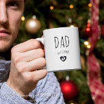 Caneca De Café Novo papai Personalizado<br><div class="desc">Celebre a alegria de se tornar um novo papai ou avô com nossa caneca de café personalizada — um presente perfeito para o futuro pai ou avô. Essa caneca, com seu impressão de alta qualidade, tem a garantia de durar incontáveis porções e lavagens sem desaparecer. Ele apresenta a tendência 'Pai...</div>