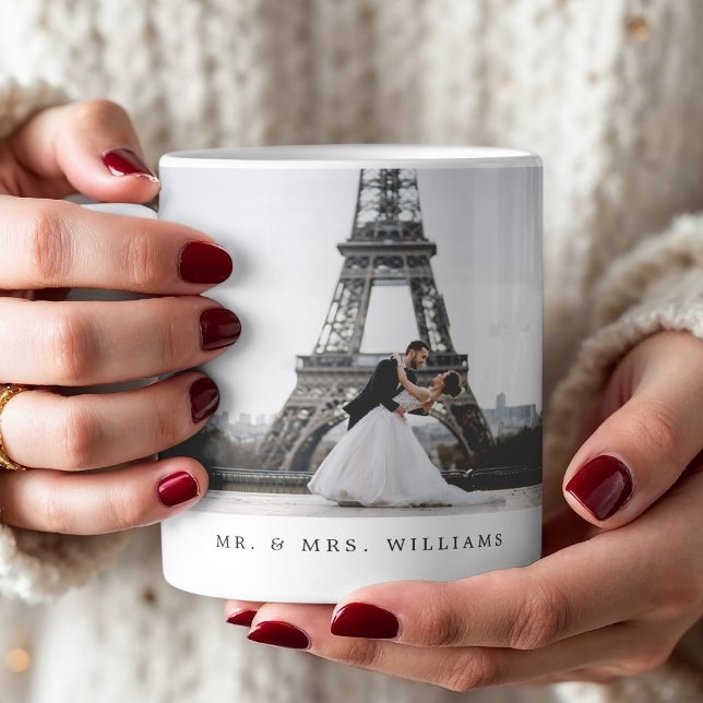 Caneca De Café Novo Sr. Colagem de Fotos & Sra. Modern (This mug is perfect for a newlywed. The mug features two photos and is personalized)