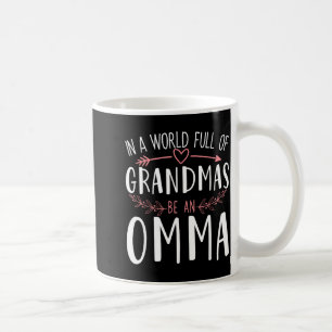 Caneca De Café Num mundo cheio de avós seja uma omma mulheres