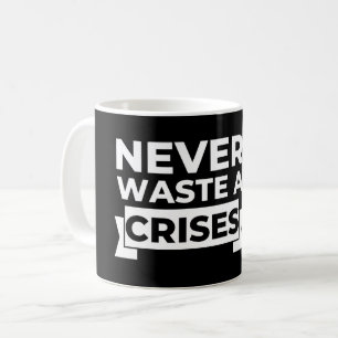 Caneca De Café Nunca Desperdice uma Crise Engraçado Sarcástico