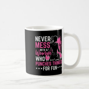 Caneca De Café Nunca Mal Com Uma Mulher Que Põe As Coisas Por Div