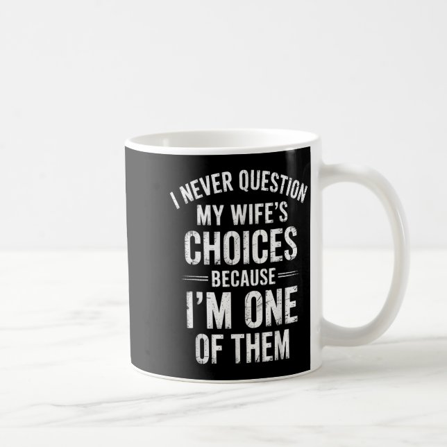 Caneca De Café Nunca questiono as escolhas da minha esposa porque (Direita)