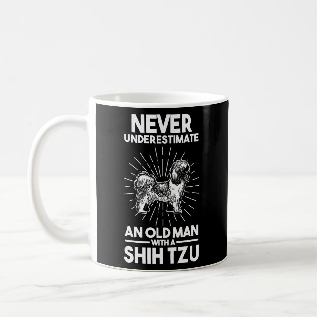 Caneca De Café Nunca Subestimar Um Velho Com Um Shih Tzu (Esquerda)