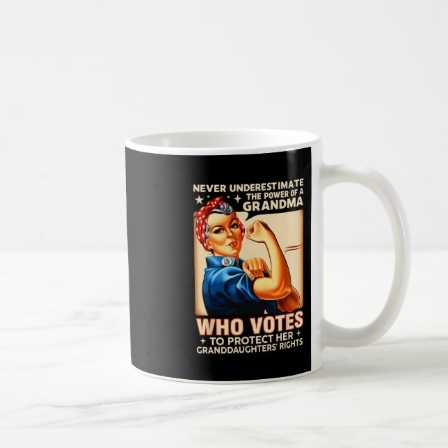 Caneca De Café Nunca Subestime O Poder De Uma Avó Que Vota (Direita)