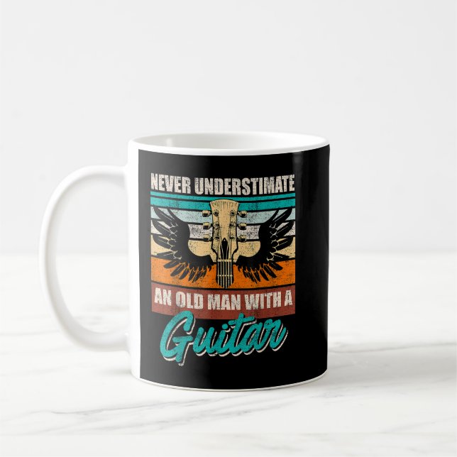 Caneca De Café Nunca subestime um homem velho com um violão (Esquerda)