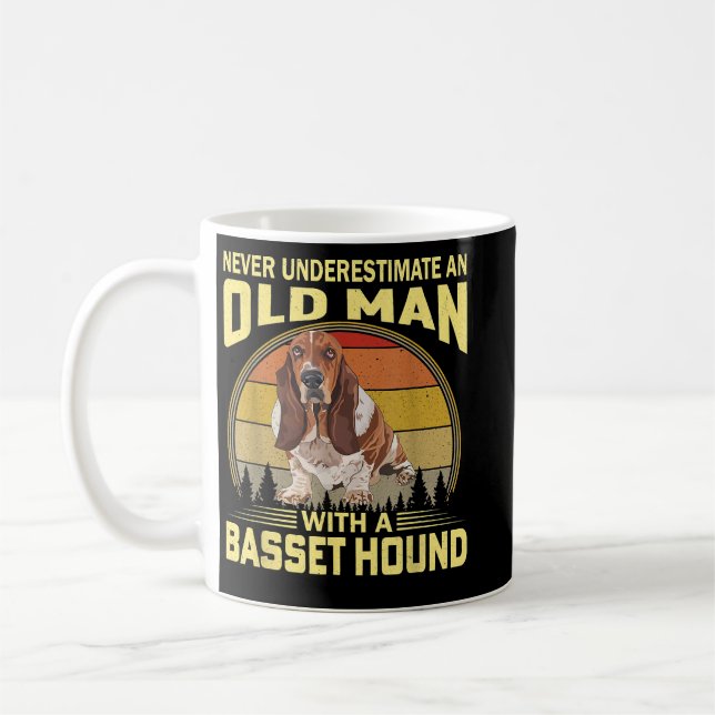 Caneca De Café Nunca subestime um Velho com Caça-Basset (Esquerda)