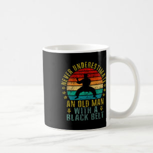 Caneca De Café Nunca Subestime Um Velho Com Um Cinturão Negro F