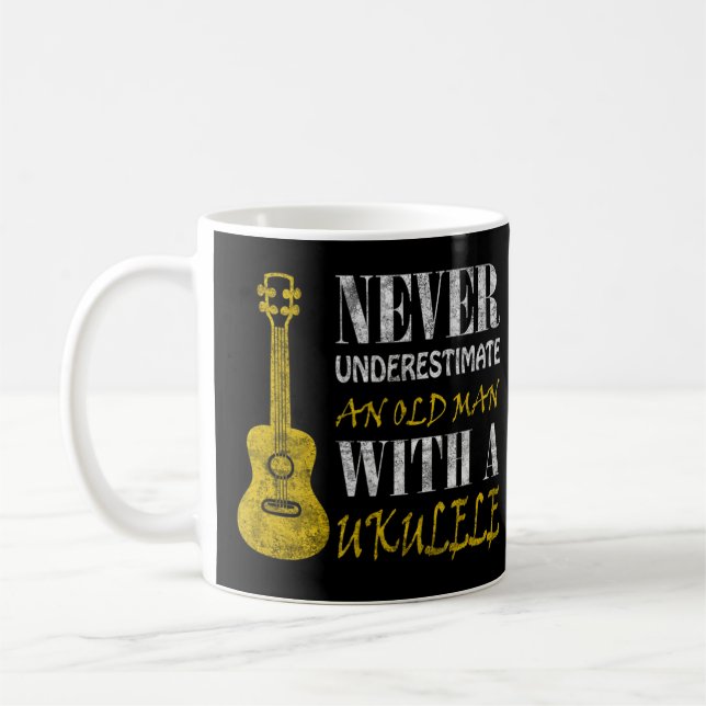 Caneca De Café Nunca subestime um velho com um ukulele.  (Esquerda)