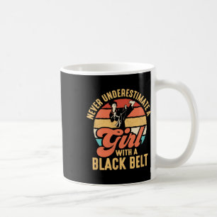 Caneca De Café Nunca Subestime Uma Garota Com Um Cinto Negro