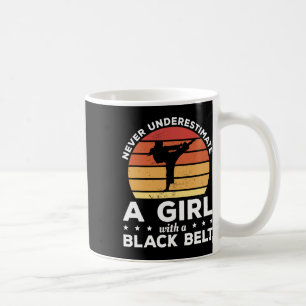 Caneca De Café Nunca Subestime Uma Garota Com Um Cinturão Negro M