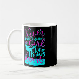 Caneca De Café Nunca subestime uma garota que conhece a citação