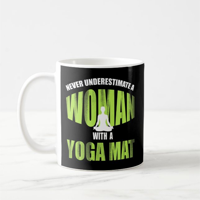 Caneca De Café Nunca Subestime Uma Mulher Com Um Ioga Mat_ Funny (Esquerda)