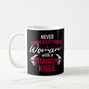 Caneca De Café Nunca Subestime Uma Mulher Com Um Joelho De Titâni