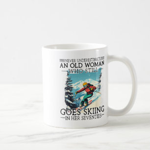 Caneca De Café Nunca Subestime Uma Mulher Idosa Que Ainda Pratica