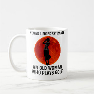 Caneca De Café Nunca Subestime Uma Mulher Idosa Que Joga Golfe