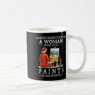 Caneca De Café Nunca subestime uma mulher que ainda pinta