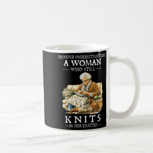 Caneca De Café Nunca subestime uma mulher que ainda tricota