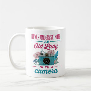 Caneca De Café Nunca subestime uma senhora velha com uma câmera