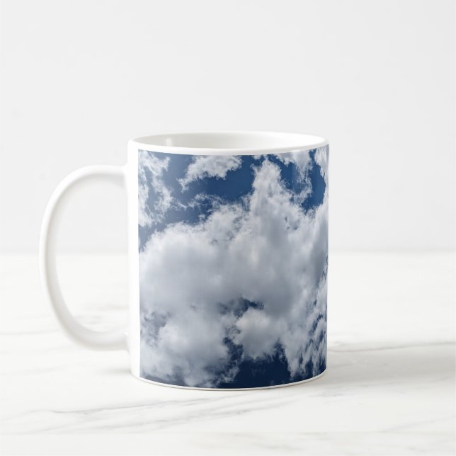 Caneca De Café Nuvem branca contra o céu azul (Esquerda)