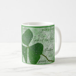 Caneca De Café Nuvem de palavras de trevo irlandês na chuva