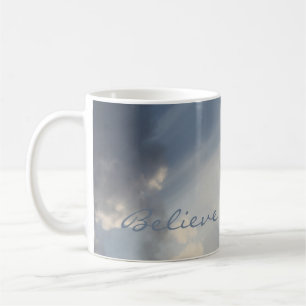 Caneca De Café Nuvens brancas de raio solar acreditam inspiracion