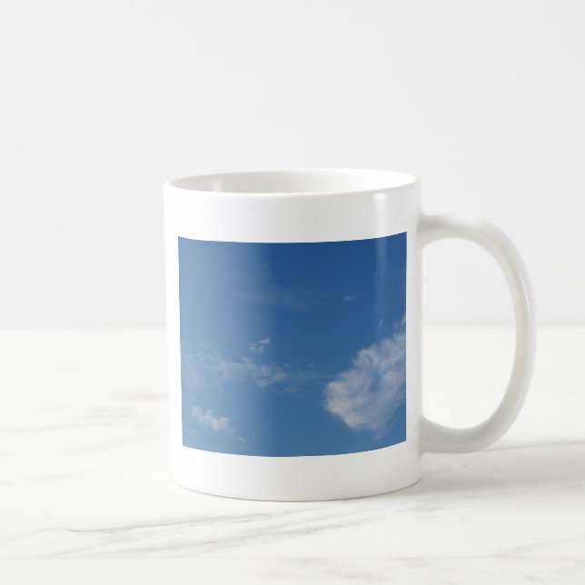 Caneca De Café nuvens brancas do céu azul escuro (Direita)