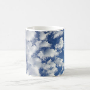 Caneca De Café Nuvens inchado no céu azul