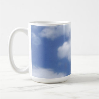 Caneca De Café nuvens no céu azul