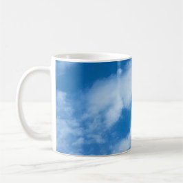 Caneca De Café Nuvens no céu branco e azul