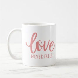Caneca De Café O Amor Nunca Passa - 1 Corintiano 13:8 Rosa