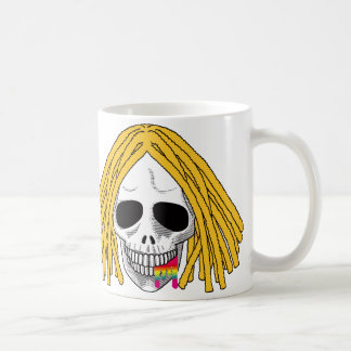 Caneca De Café O arco-íris louro B de Dreadlocks do crânio
