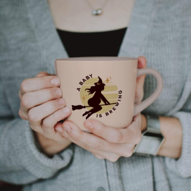 Caneca De Café O Bebê da Bruxa Traz Presente de Chá de fraldas (Criador carregado)
