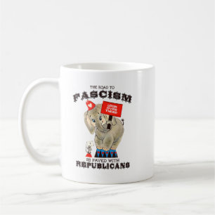 Caneca De Café O caminho para o fascismo é pavimentado com republ