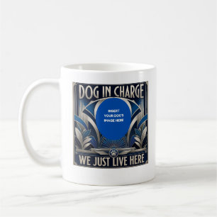 Caneca De Café O cão manda na casa. O cão está no comando.