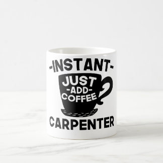 Caneca De Café O carpinteiro imediato apenas adiciona o café