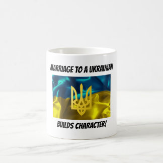 Caneca De Café O casamento a um ucraniano constrói o caráter