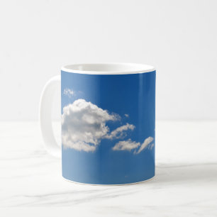 Caneca De Café O céu é azul e as nuvens brancas estão passando