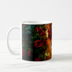 Caneca De Café O crânio humano na mesa preta está no macaco