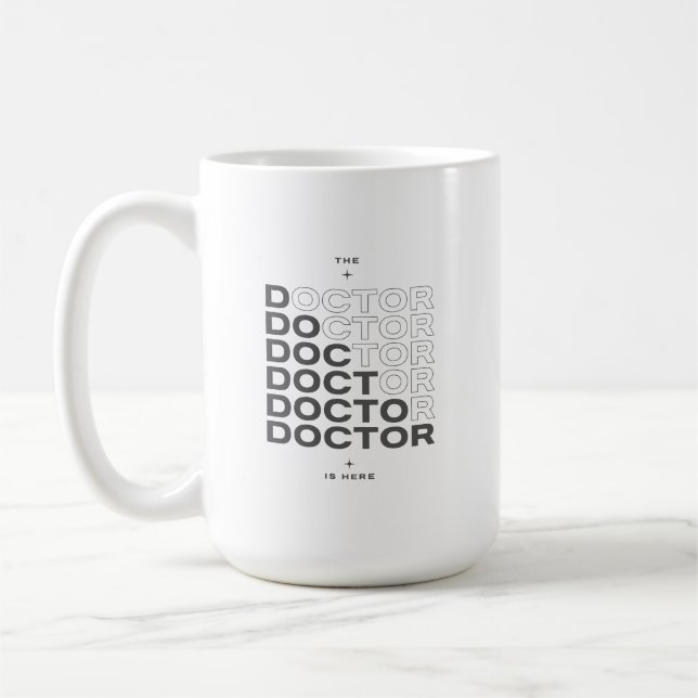 Caneca De Café O Médico Está Aqui Design de Texto Mínimo (Esquerda)