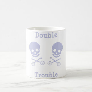 Caneca De Café O menino dobro do menino do problema do BB junta a