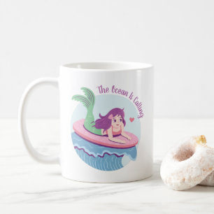 Caneca De Café O Oceano Chama-Se Sereia Surfando No Surfboard