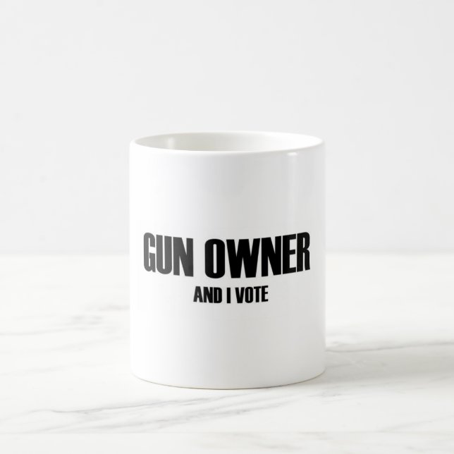 Caneca De Café O proprietário e eu de arma votamos (Centro)