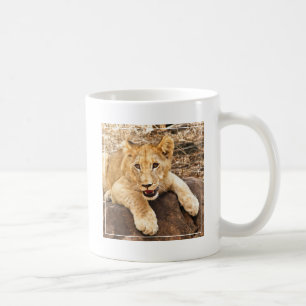 Caneca De Café O tigre Cub toma o respiradouro em uma rocha