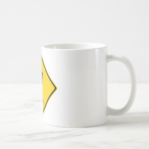 Caneca De Café O xixi arfa o sinal de estrada