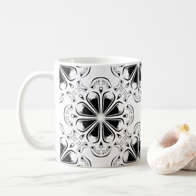 Caneca De Café Octoskull preto e branco no teste padrão (Com Donut)